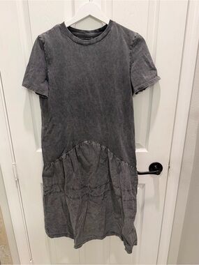 Zara charcoal gray acid-wash tiered t-shirt midi dress Medium